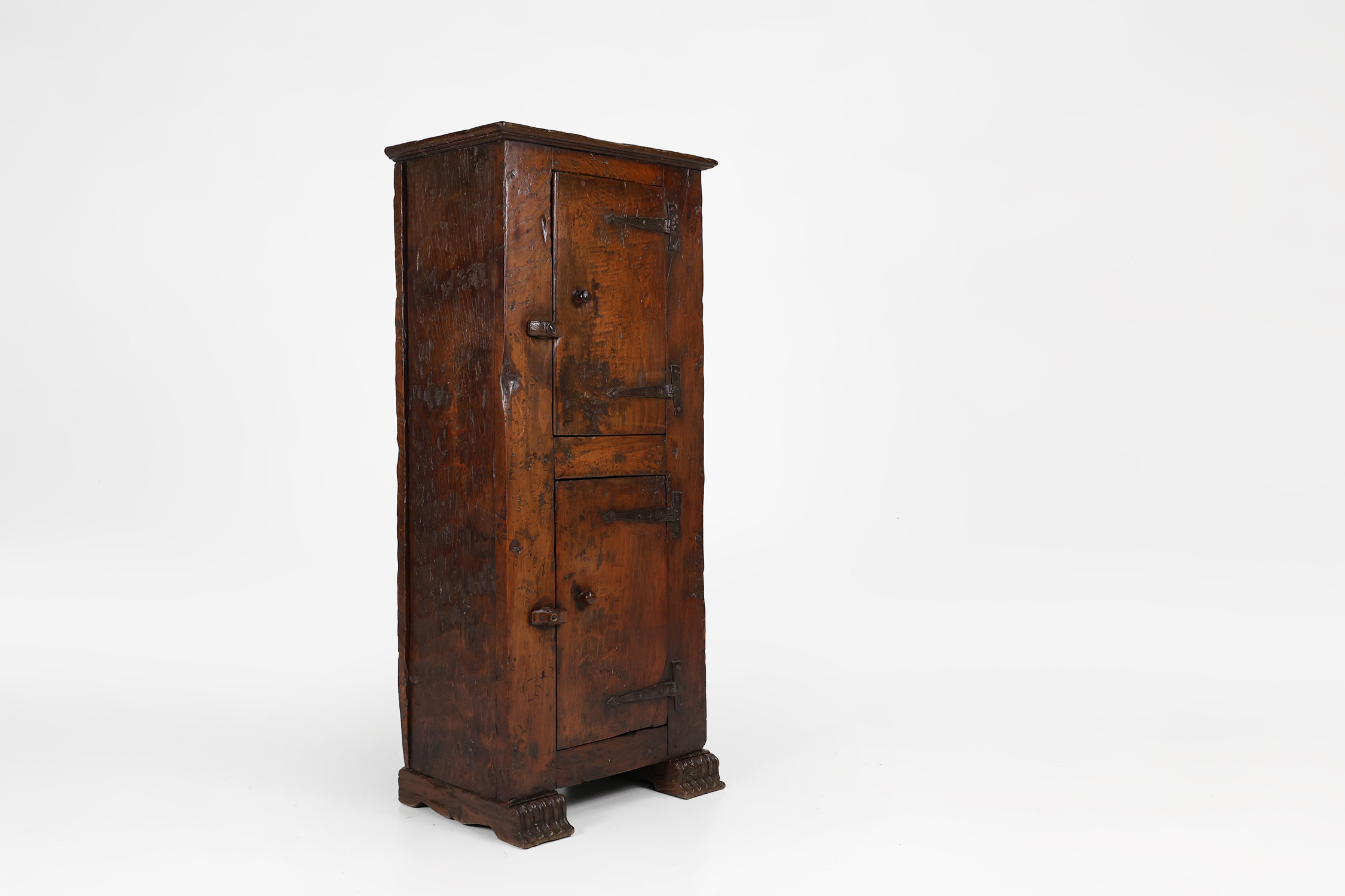 Rare French 16th century oak cabinet with beautiful patinathumbnail